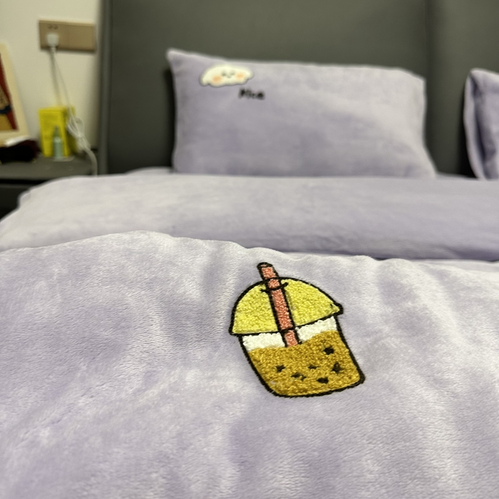 91家纺网 家纺一手货源 找家纺 米瑞娜 2024新款纯色毛巾绣牛奶绒四件套 皮皮狗-紫