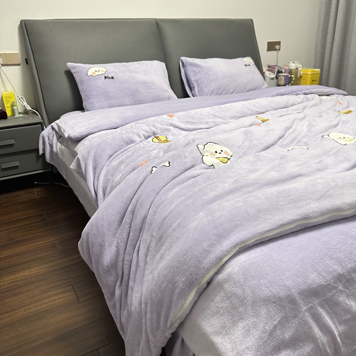 91家纺网 家纺一手货源 找家纺 米瑞娜 2024新款纯色毛巾绣牛奶绒四件套 皮皮狗-紫