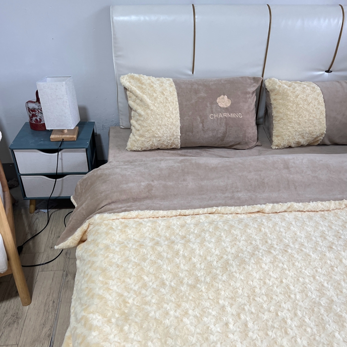 91家纺网 家纺一手货源 找家纺 眷恋 2024新款兔毛牛奶绒四件套 玫瑰之恋-奶油黄+咖