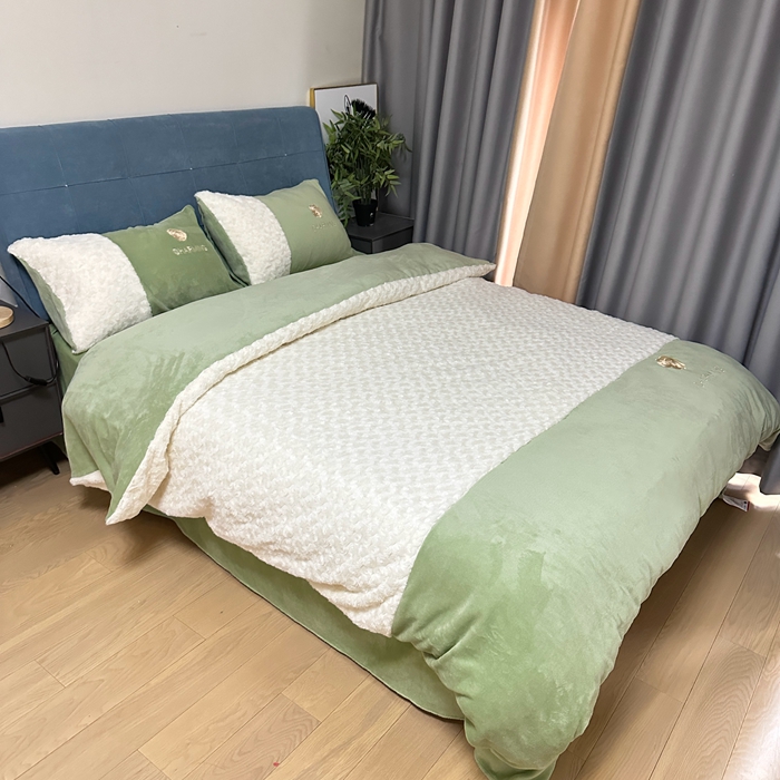 91家纺网 家纺一手货源 找家纺 眷恋 2024新款兔毛牛奶绒四件套 玫瑰之恋-奶白+云川绿