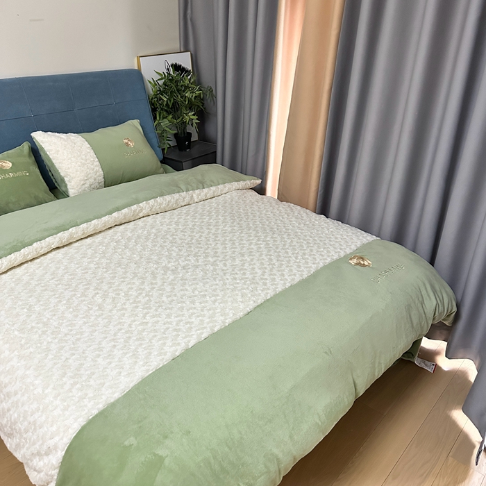 91家纺网 家纺一手货源 找家纺 眷恋 2024新款兔毛牛奶绒四件套 玫瑰之恋-奶白+云川绿