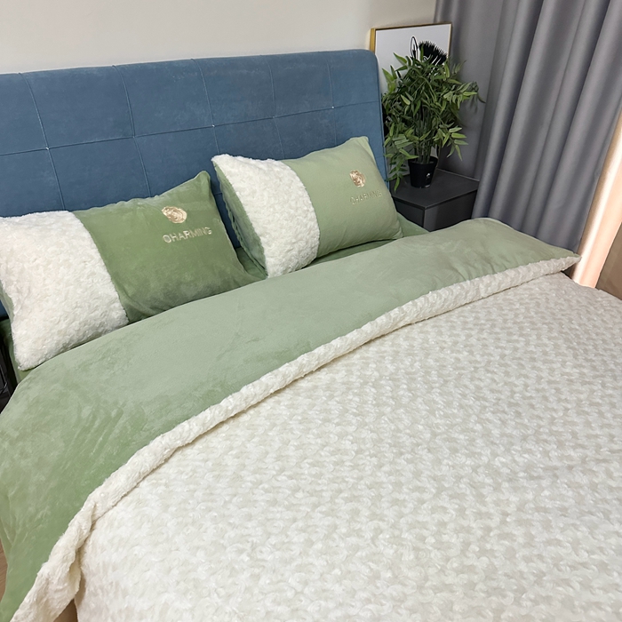 91家纺网 家纺一手货源 找家纺 眷恋 2024新款兔毛牛奶绒四件套 玫瑰之恋-奶白+云川绿