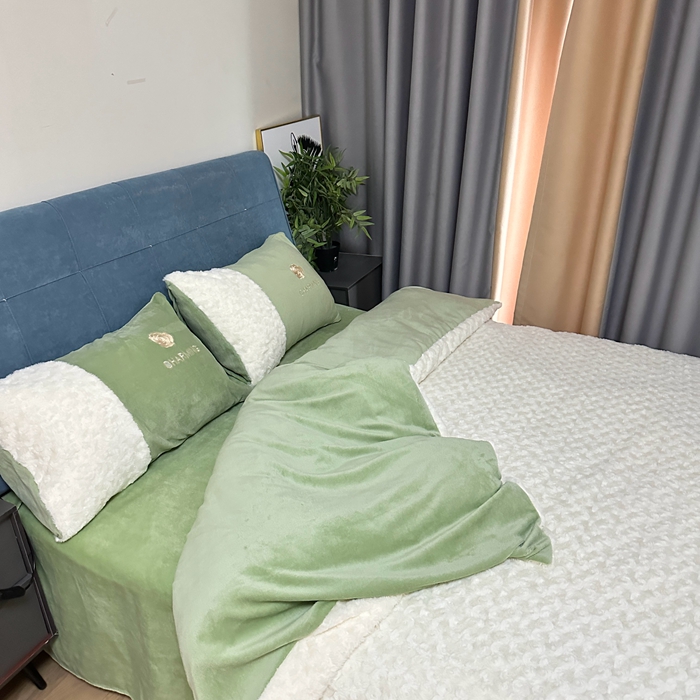 91家纺网 家纺一手货源 找家纺 眷恋 2024新款兔毛牛奶绒四件套 玫瑰之恋-奶白+云川绿