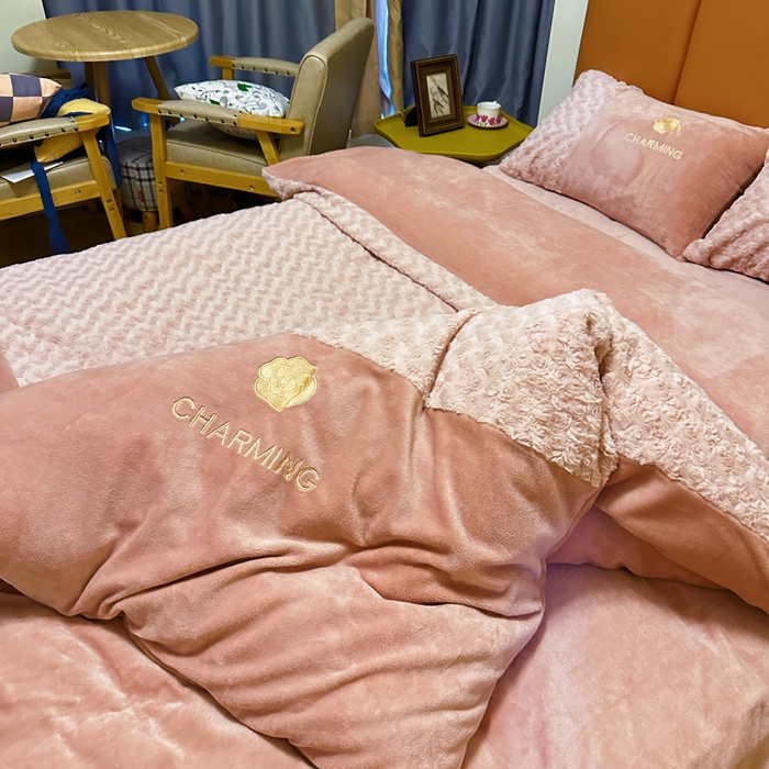 91家纺网 家纺一手货源 找家纺 眷恋 2024新款兔毛牛奶绒四件套 玫瑰之恋-梦幻粉+浅豆沙