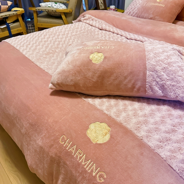 91家纺网 家纺一手货源 找家纺 眷恋 2024新款兔毛牛奶绒四件套 玫瑰之恋-梦幻粉+浅豆沙