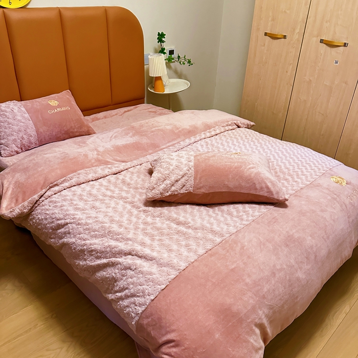 91家纺网 家纺一手货源 找家纺 眷恋 2024新款兔毛牛奶绒四件套 玫瑰之恋-梦幻粉+浅豆沙