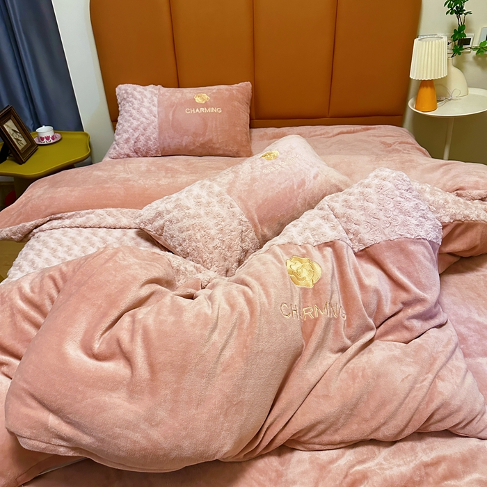 91家纺网 家纺一手货源 找家纺 眷恋 2024新款兔毛牛奶绒四件套 玫瑰之恋-梦幻粉+浅豆沙