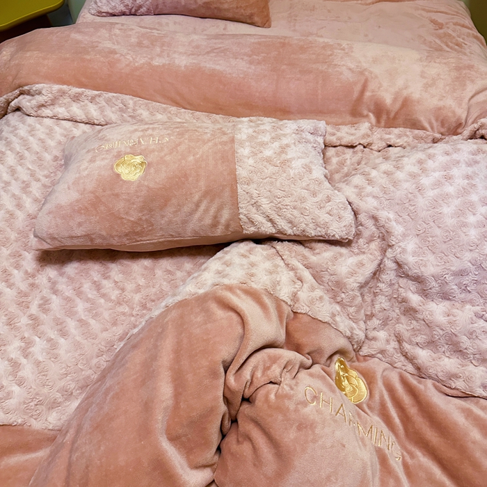 91家纺网 家纺一手货源 找家纺 眷恋 2024新款兔毛牛奶绒四件套 玫瑰之恋-梦幻粉+浅豆沙