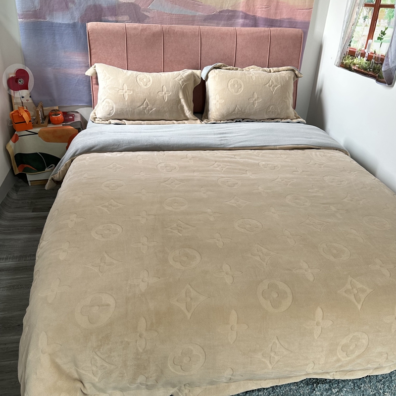 91家纺网 家纺一手货源 找家纺 金麦家纺 2023新款230g高克重牛奶绒雕花四件套 简爱-驼色