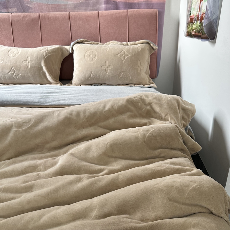 91家纺网 家纺一手货源 找家纺 金麦家纺 2023新款230g高克重牛奶绒雕花四件套 简爱-驼色