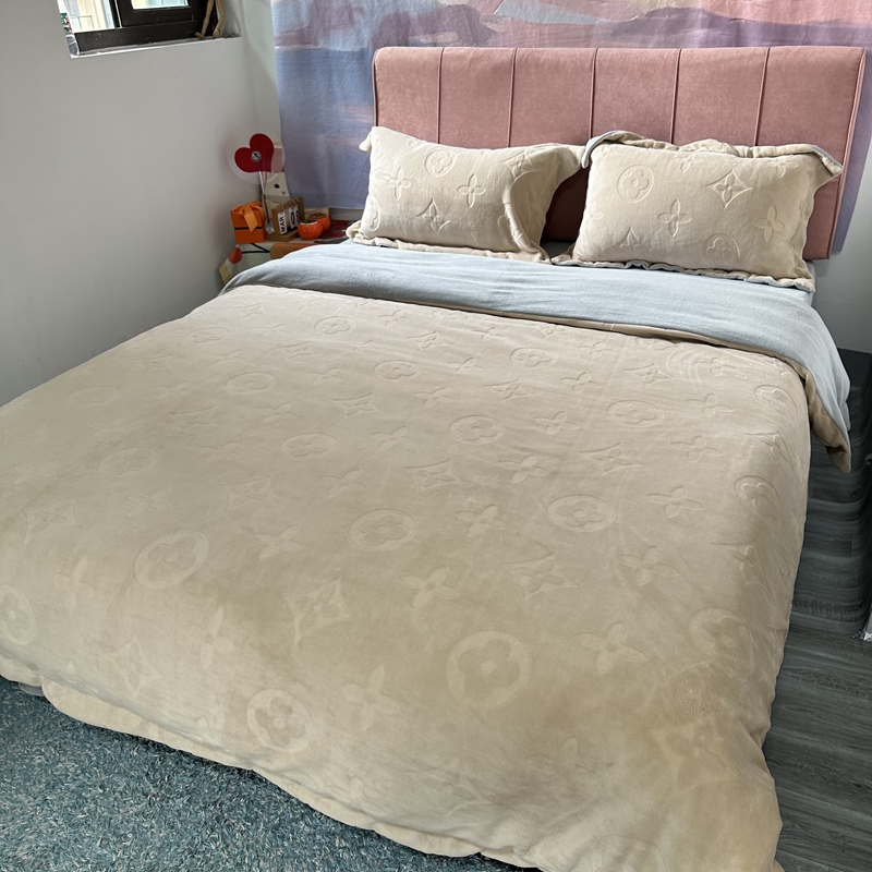 91家纺网 家纺一手货源 找家纺 金麦家纺 2023新款230g高克重牛奶绒雕花四件套 简爱-驼色