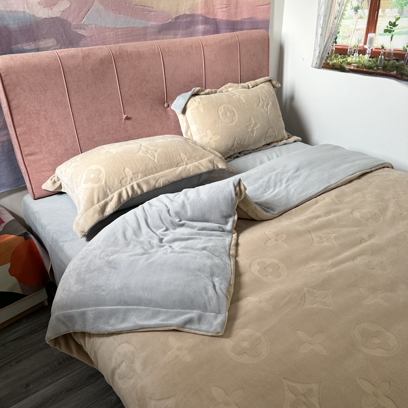 91家纺网 家纺一手货源 找家纺 金麦家纺 2023新款230g高克重牛奶绒雕花四件套 简爱-驼色