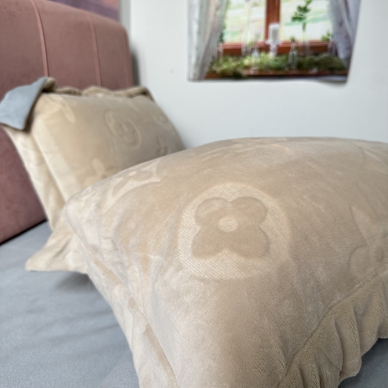 91家纺网 家纺一手货源 找家纺 金麦家纺 2023新款230g高克重牛奶绒雕花四件套 简爱-驼色