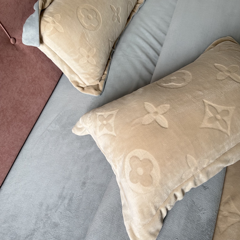 91家纺网 家纺一手货源 找家纺 金麦家纺 2023新款230g高克重牛奶绒雕花四件套 简爱-驼色