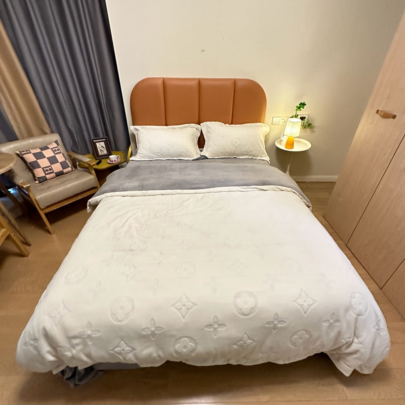 91家纺网 家纺一手货源 找家纺 金麦家纺 2023新款230g高克重牛奶绒雕花四件套 简爱-奶昔白