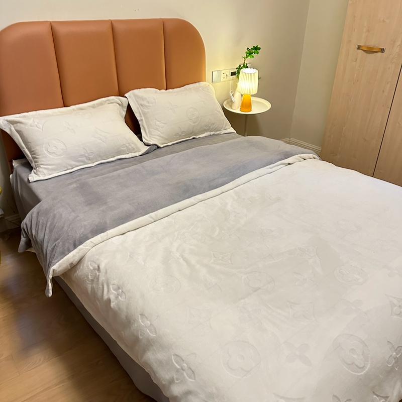 91家纺网 家纺一手货源 找家纺 金麦家纺 2023新款230g高克重牛奶绒雕花四件套 简爱-奶昔白