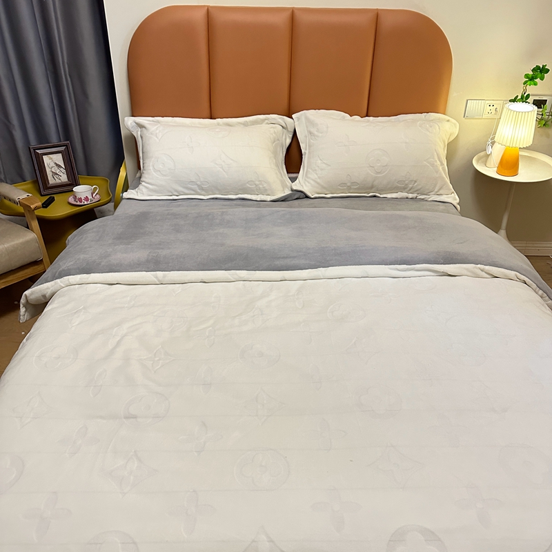 91家纺网 家纺一手货源 找家纺 金麦家纺 2023新款230g高克重牛奶绒雕花四件套 简爱-奶昔白