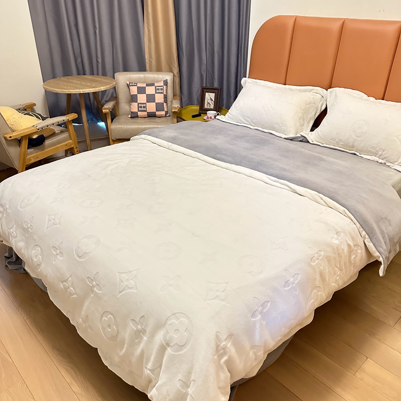 91家纺网 家纺一手货源 找家纺 金麦家纺 2023新款230g高克重牛奶绒雕花四件套 简爱-奶昔白