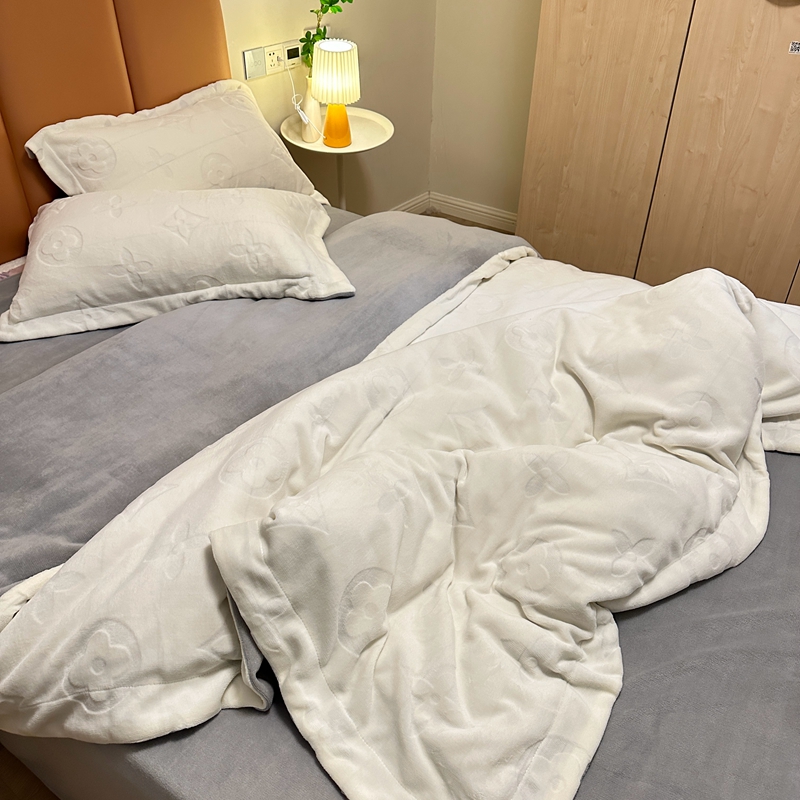 91家纺网 家纺一手货源 找家纺 金麦家纺 2023新款230g高克重牛奶绒雕花四件套 简爱-奶昔白