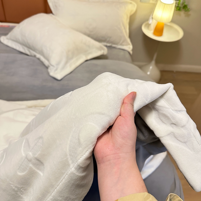 91家纺网 家纺一手货源 找家纺 金麦家纺 2023新款230g高克重牛奶绒雕花四件套 简爱-奶昔白