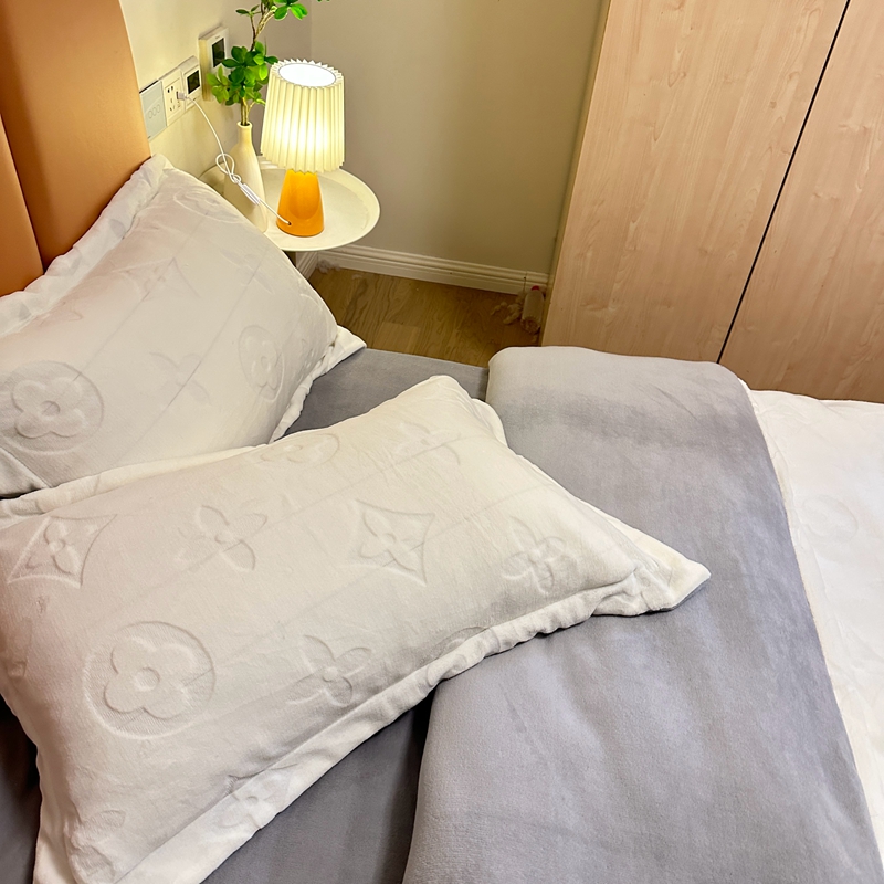 91家纺网 家纺一手货源 找家纺 金麦家纺 2023新款230g高克重牛奶绒雕花四件套 简爱-奶昔白