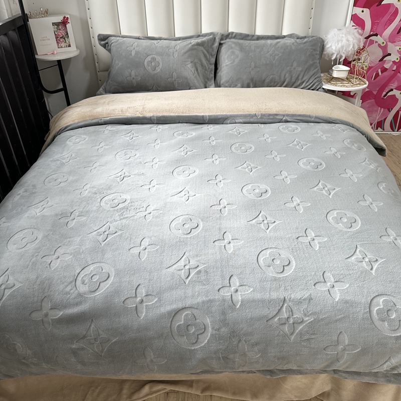 91家纺网 家纺一手货源 找家纺 金麦家纺 2023新款230g高克重牛奶绒雕花四件套 简爱-浅灰