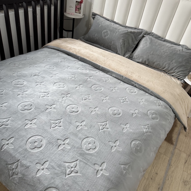 91家纺网 家纺一手货源 找家纺 金麦家纺 2023新款230g高克重牛奶绒雕花四件套 简爱-浅灰