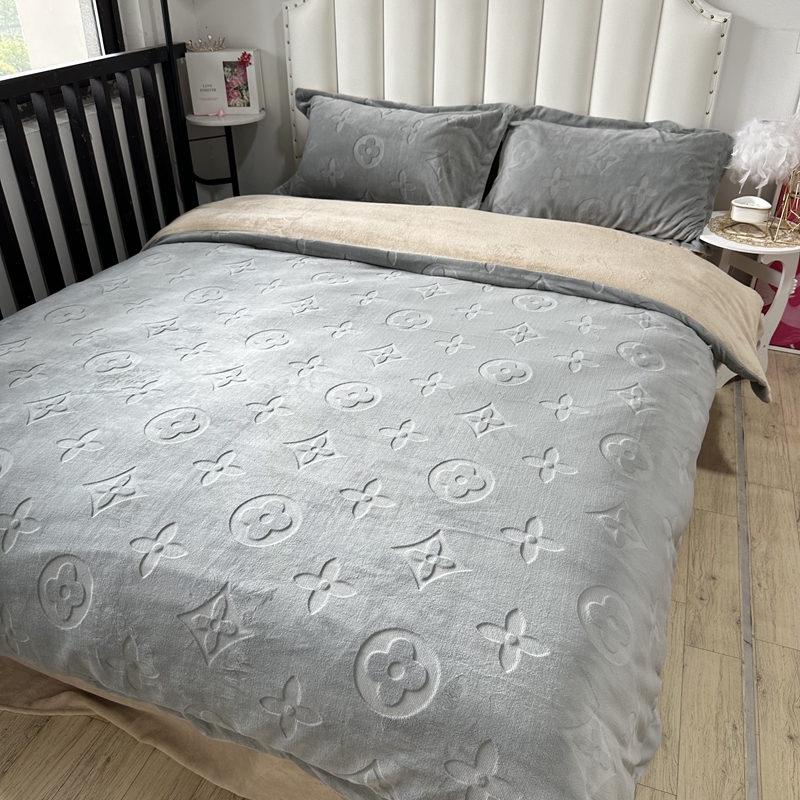 91家纺网 家纺一手货源 找家纺 金麦家纺 2023新款230g高克重牛奶绒雕花四件套 简爱-浅灰