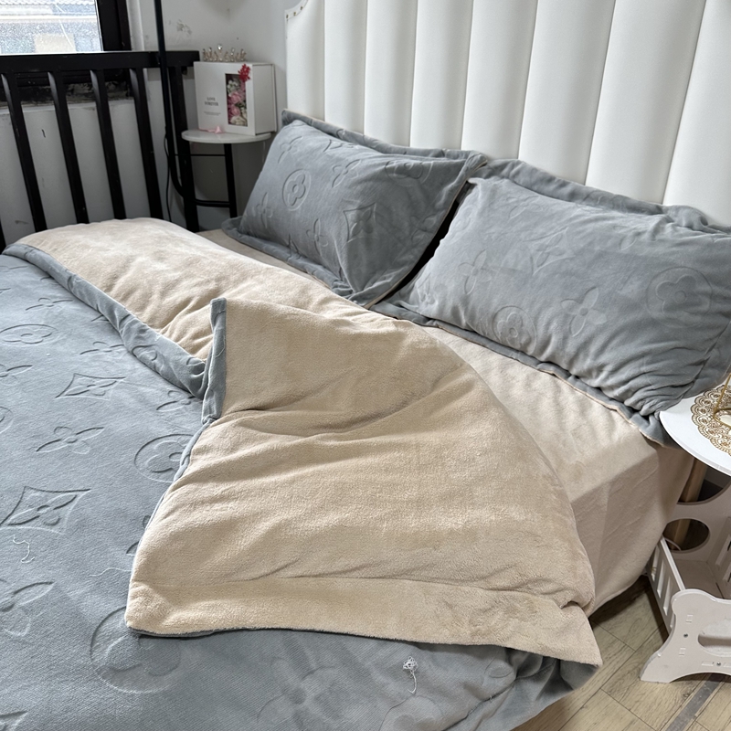 91家纺网 家纺一手货源 找家纺 金麦家纺 2023新款230g高克重牛奶绒雕花四件套 简爱-浅灰