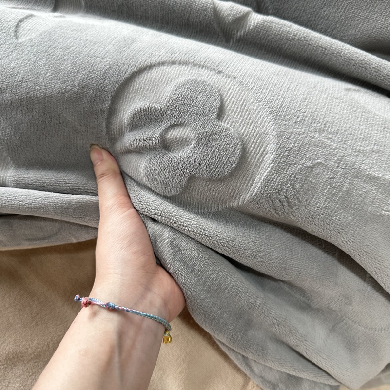 91家纺网 家纺一手货源 找家纺 金麦家纺 2023新款230g高克重牛奶绒雕花四件套 简爱-浅灰