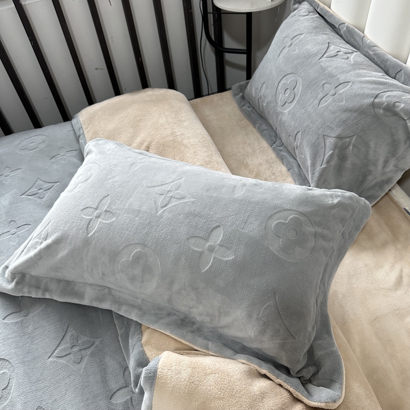 91家纺网 家纺一手货源 找家纺 金麦家纺 2023新款230g高克重牛奶绒雕花四件套 简爱-浅灰