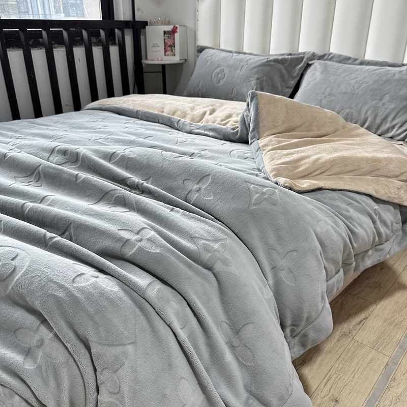 91家纺网 家纺一手货源 找家纺 金麦家纺 2023新款230g高克重牛奶绒雕花四件套 简爱-浅灰