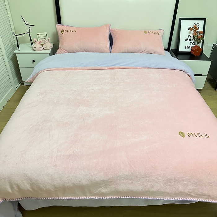 91家纺网 家纺一手货源 找家纺 眷恋 2024新款贝壳边牛奶绒刺绣四件套 恋-玫瑰粉+星黛紫