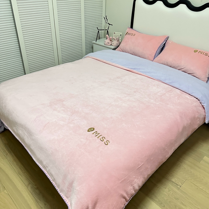 91家纺网 家纺一手货源 找家纺 眷恋 2024新款贝壳边牛奶绒刺绣四件套 恋-玫瑰粉+星黛紫