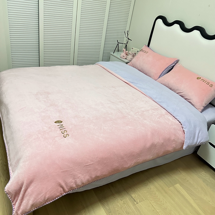 91家纺网 家纺一手货源 找家纺 眷恋 2024新款贝壳边牛奶绒刺绣四件套 恋-玫瑰粉+星黛紫