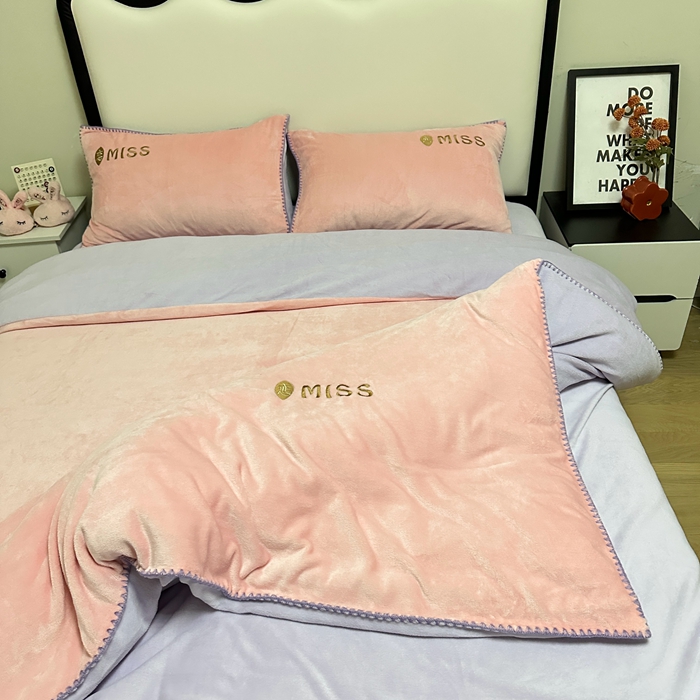 91家纺网 家纺一手货源 找家纺 眷恋 2024新款贝壳边牛奶绒刺绣四件套 恋-玫瑰粉+星黛紫