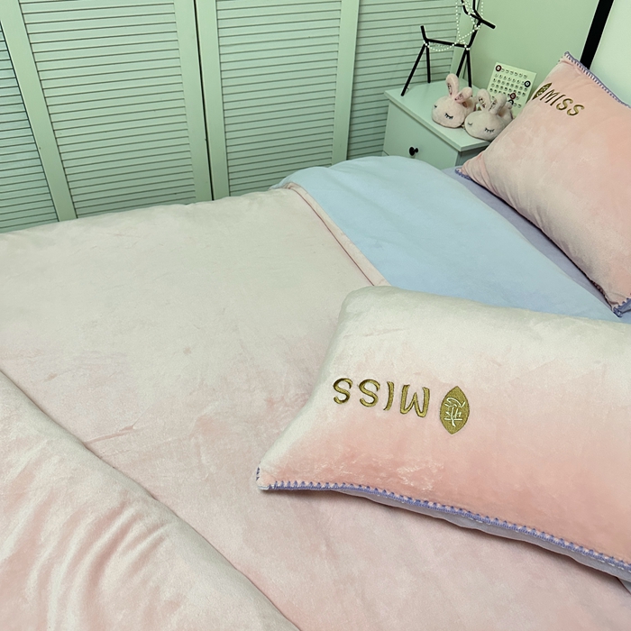 91家纺网 家纺一手货源 找家纺 眷恋 2024新款贝壳边牛奶绒刺绣四件套 恋-玫瑰粉+星黛紫