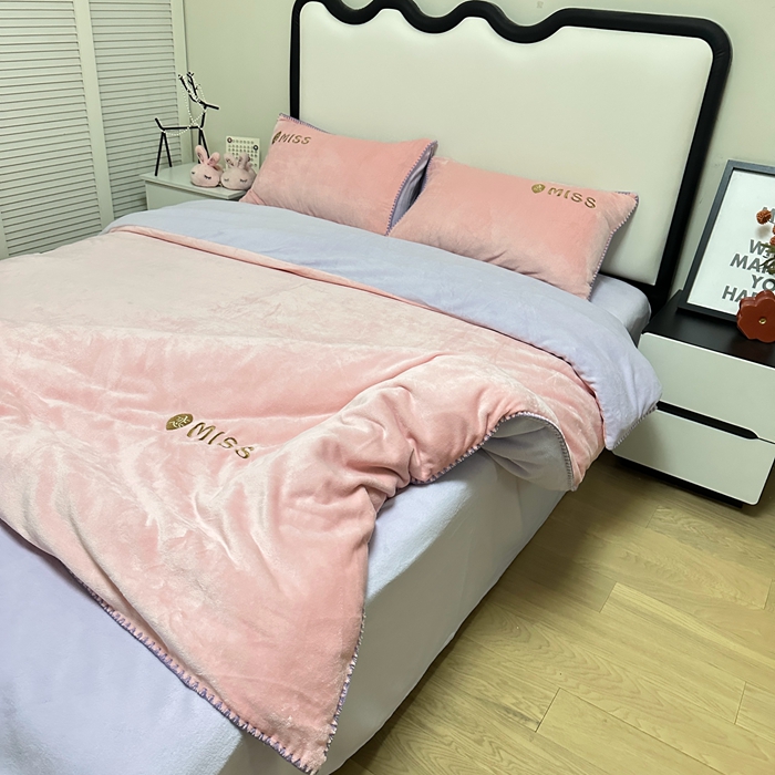 91家纺网 家纺一手货源 找家纺 眷恋 2024新款贝壳边牛奶绒刺绣四件套 恋-玫瑰粉+星黛紫