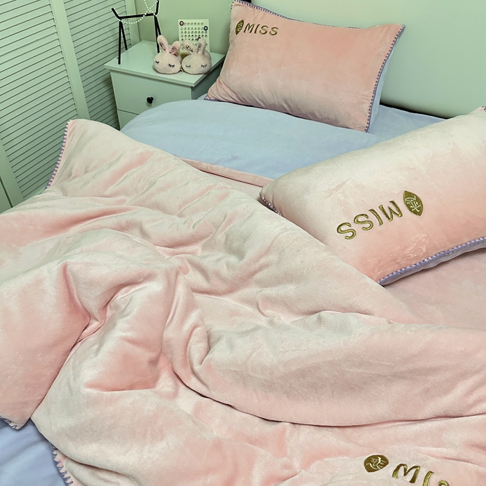 91家纺网 家纺一手货源 找家纺 眷恋 2024新款贝壳边牛奶绒刺绣四件套 恋-玫瑰粉+星黛紫