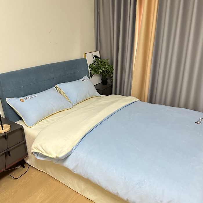 91家纺网 家纺一手货源 找家纺 眷恋 2024新款贝壳边牛奶绒刺绣四件套 恋-天空蓝+奶黄