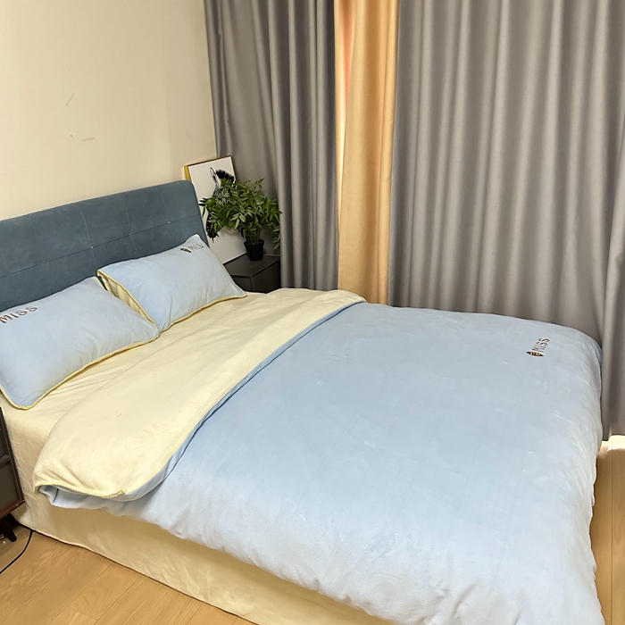 91家纺网 家纺一手货源 找家纺 眷恋 2024新款贝壳边牛奶绒刺绣四件套 恋-天空蓝+奶黄