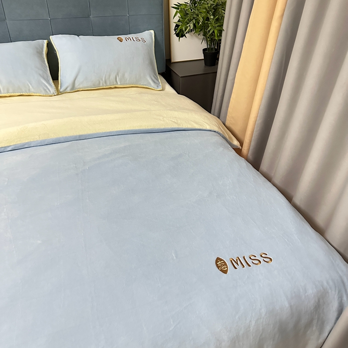 91家纺网 家纺一手货源 找家纺 眷恋 2024新款贝壳边牛奶绒刺绣四件套 恋-天空蓝+奶黄