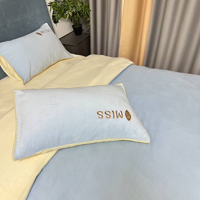 91家纺网 家纺一手货源 找家纺 眷恋 2024新款贝壳边牛奶绒刺绣四件套 恋-天空蓝+奶黄