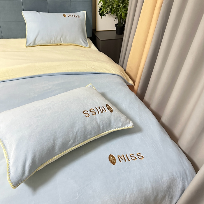 91家纺网 家纺一手货源 找家纺 眷恋 2024新款贝壳边牛奶绒刺绣四件套 恋-天空蓝+奶黄