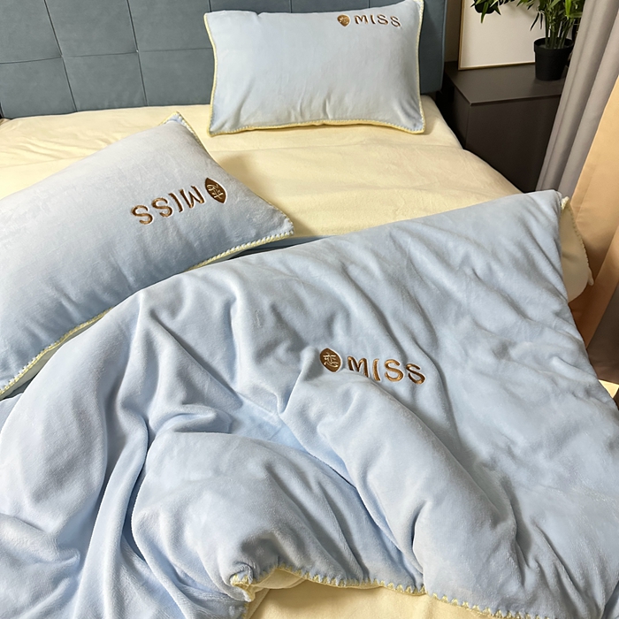 91家纺网 家纺一手货源 找家纺 眷恋 2024新款贝壳边牛奶绒刺绣四件套 恋-天空蓝+奶黄