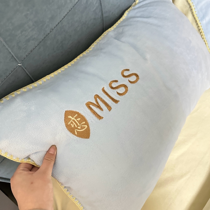 91家纺网 家纺一手货源 找家纺 眷恋 2024新款贝壳边牛奶绒刺绣四件套 恋-天空蓝+奶黄