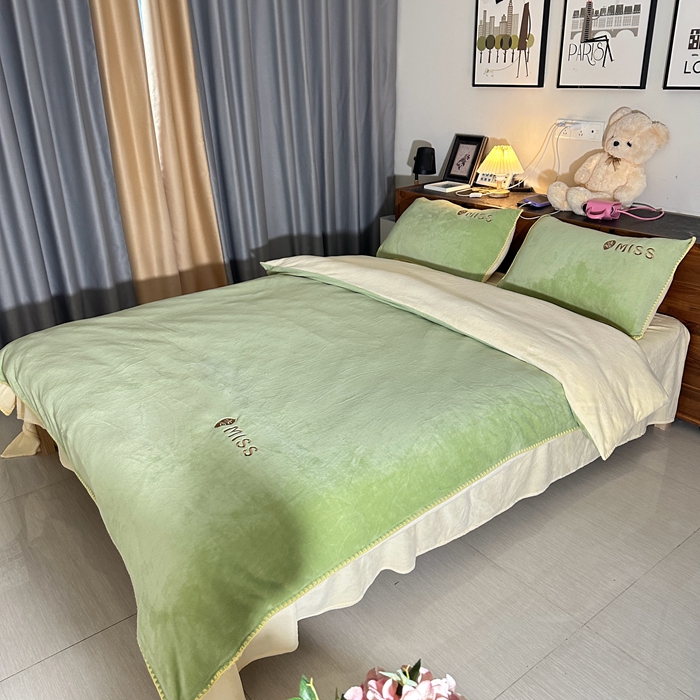 91家纺网 家纺一手货源 找家纺 眷恋 2024新款贝壳边牛奶绒刺绣四件套 恋-云川绿+米黄