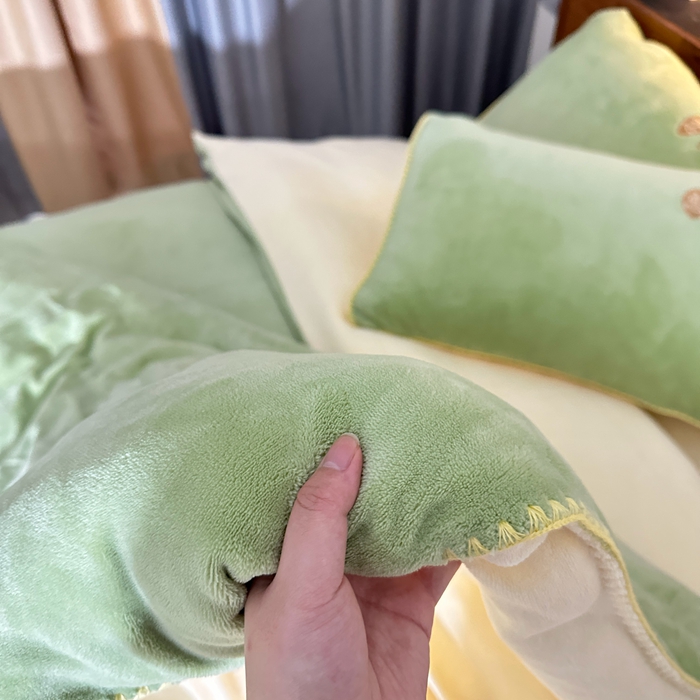 91家纺网 家纺一手货源 找家纺 眷恋 2024新款贝壳边牛奶绒刺绣四件套 恋-云川绿+米黄