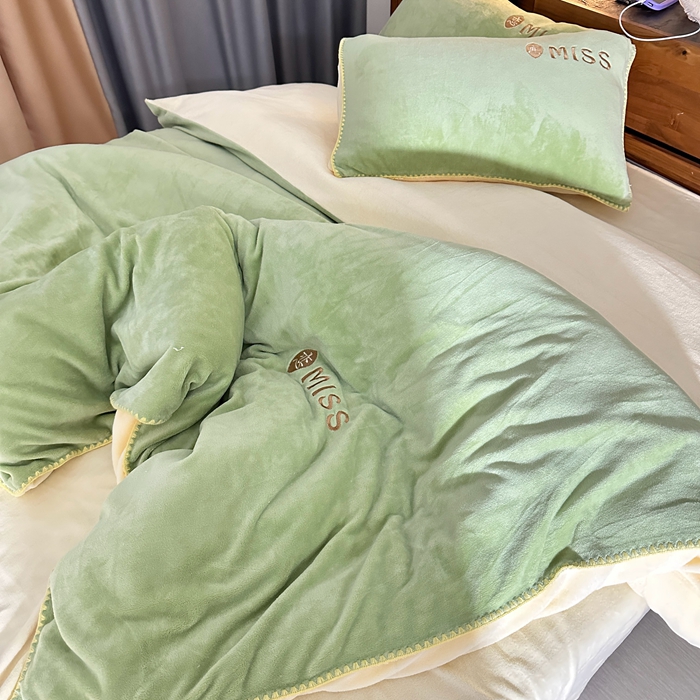 91家纺网 家纺一手货源 找家纺 眷恋 2024新款贝壳边牛奶绒刺绣四件套 恋-云川绿+米黄