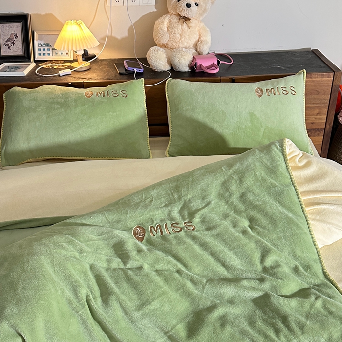 91家纺网 家纺一手货源 找家纺 眷恋 2024新款贝壳边牛奶绒刺绣四件套 恋-云川绿+米黄